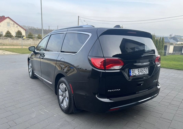 Chrysler Pacifica cena 134900 przebieg: 121000, rok produkcji 2018 z Łomża małe 466